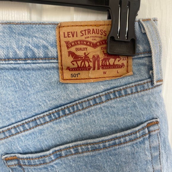 Levi’s 501 Women’s Shorts Sz 27 Denim Jean High Rise 99% Cotton Blue Bleached - Picture 4 of 6